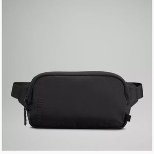 Lululemon 🍋 NWT Mini Belt Bag Black